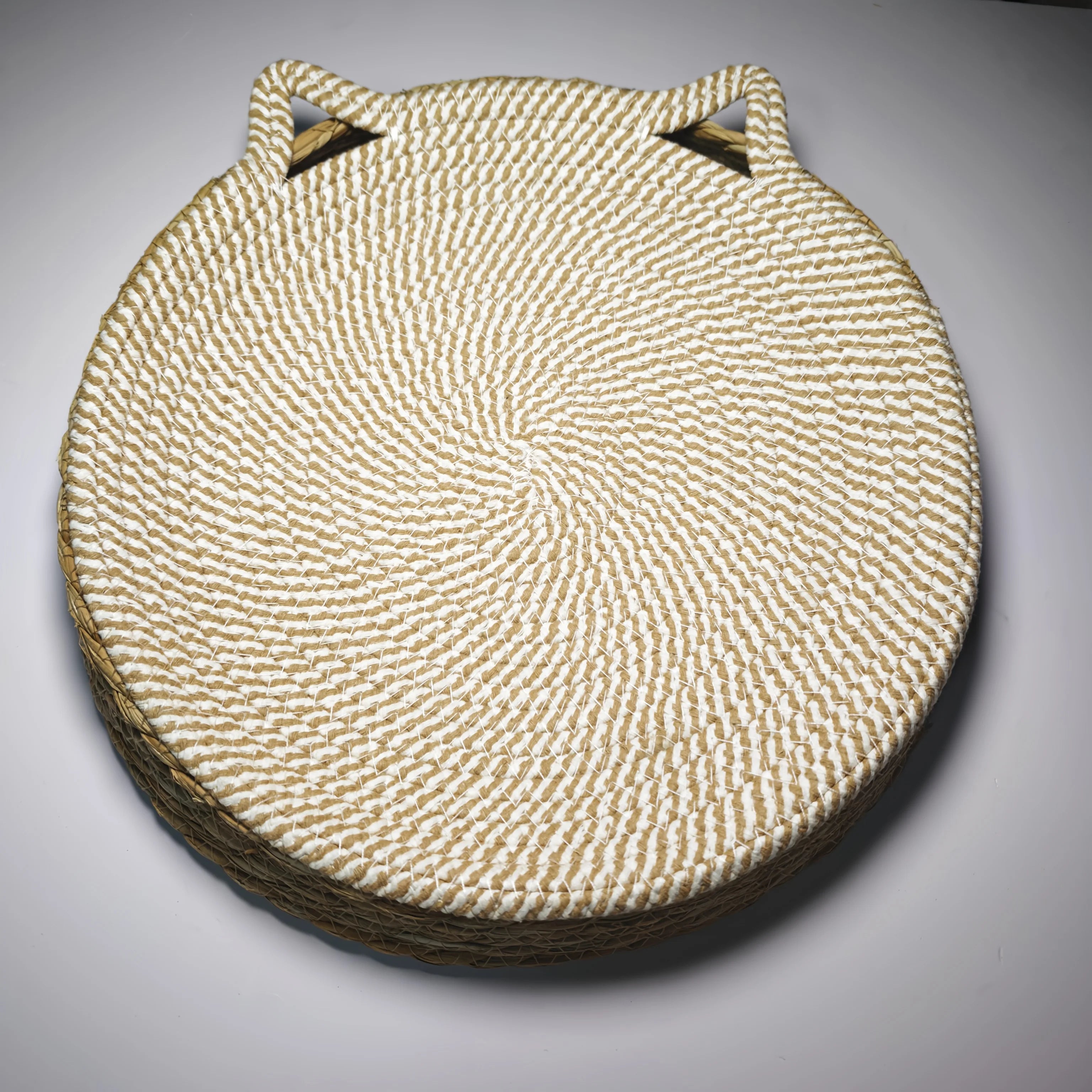 Suitable for Small to Medium Cats, 2-In-1 Round Cat Scratching Post And Bed- Woven Rope Scratching Post, Ideal for Indoor Cats